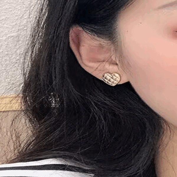 Check Heart Stud Earrings