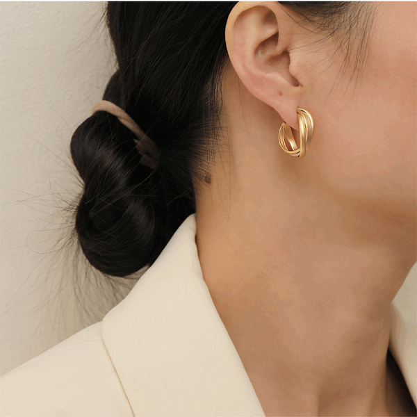 Enwind Shape Stud Earring